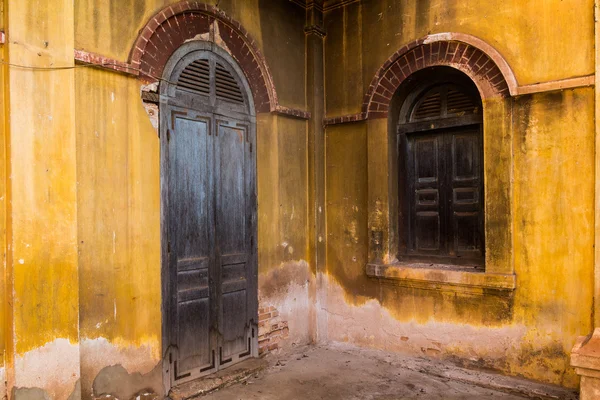 Puerta trasera de madera a la casa, estilo colonial del edificio viejo en Th —  Fotos de Stock