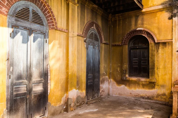 Dřevěná zadní dveře do domu, koloniální staré stavební styl na th — Stock fotografie