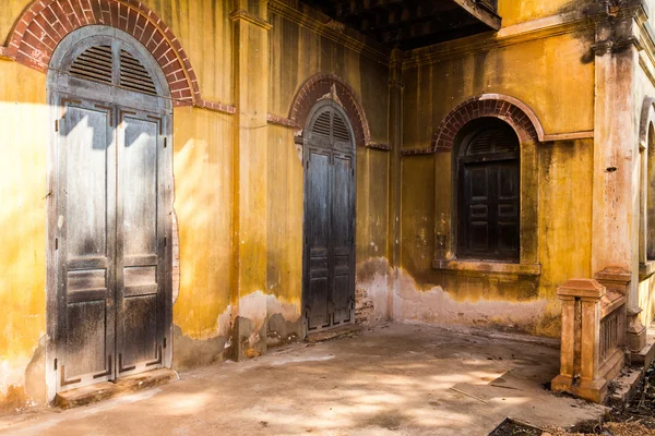 Porta traseira de madeira à casa, estilo velho colonial do edifício em Th — Fotografia de Stock