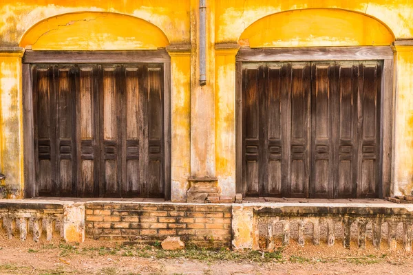 Houten deur naar het huis, koloniale oude bouwstijl op tharae, — Stockfoto