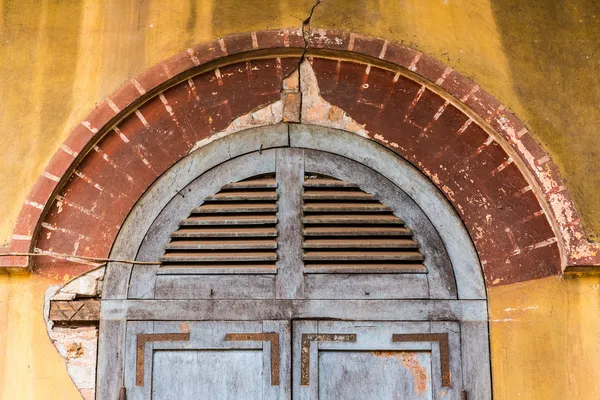 Cornisa en el marco de la puerta, orzuelo colonial . Imágenes de stock libres de derechos