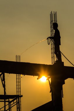 constructionsite üzerinde constructionworker silueti