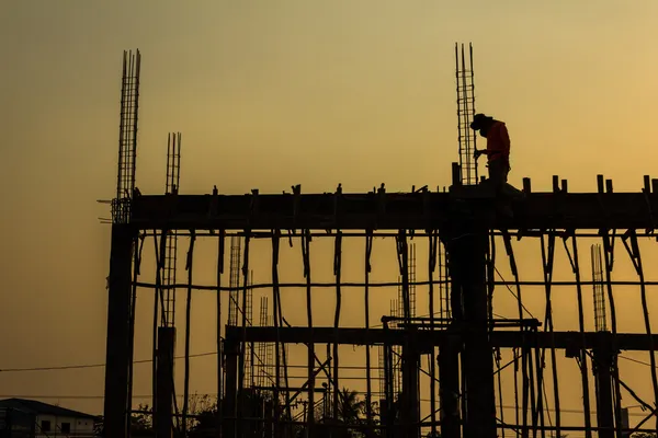 Silhouette of constructionworker on constructionsite — Stock Photo, Image