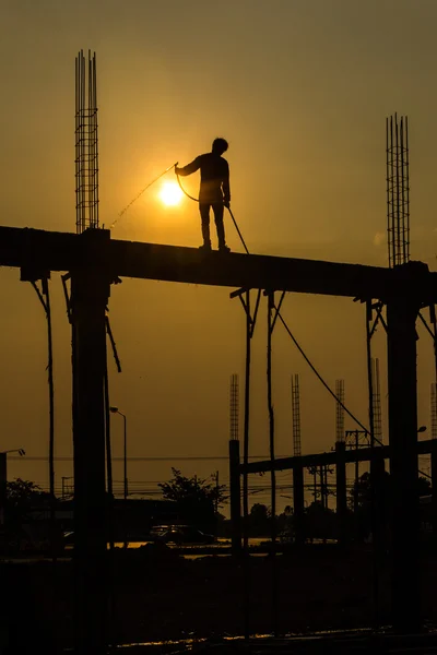 建設現場での constructionworker のシルエット — 图库照片
