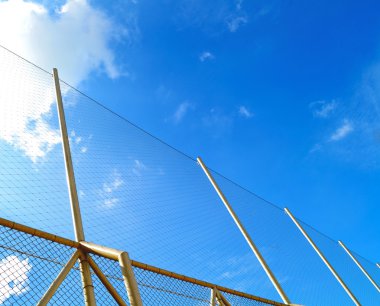 mavi gökyüzünde ağlar