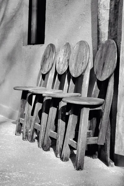 Stare krzesła w godzinach porannych — Zdjęcie stockowe