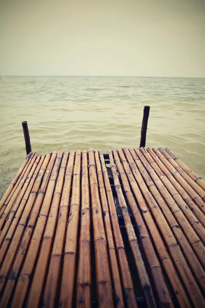 De brug strekt zich uit tot de zee. — Stockfoto