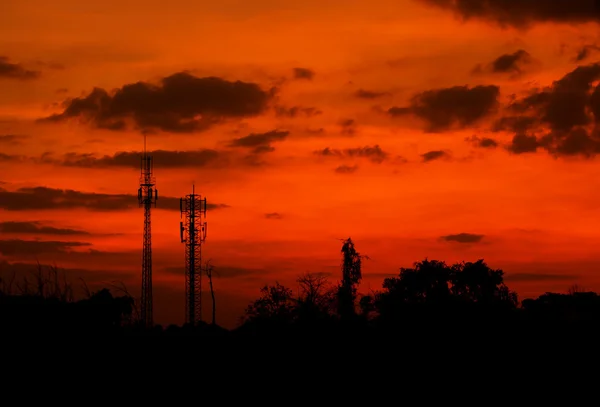 Telefon direkleri günbatımı üzerinde — Stok fotoğraf