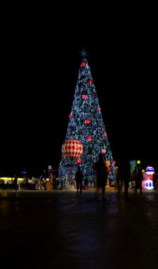 Gece gökyüzünde Noel ağacı