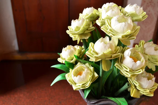 Цветок лотоса в вазе — стоковое фото