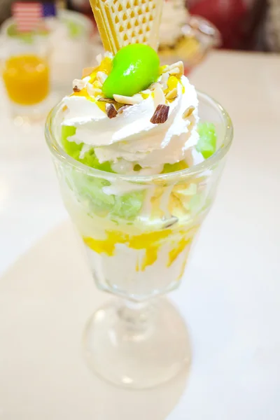 Helado con una cereza — Foto de Stock