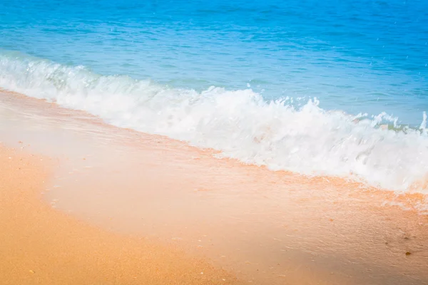 Praia e ondas no mar — Fotografia de Stock