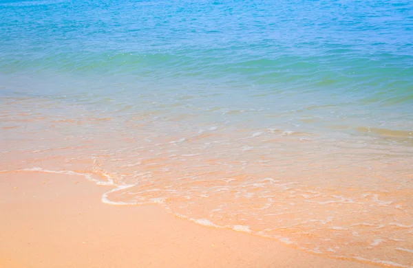 Praia e ondas no mar — Fotografia de Stock