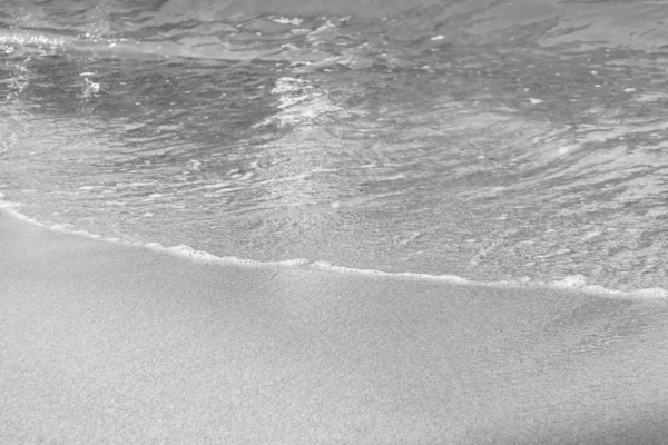 Praia e ondas no mar — Fotografia de Stock