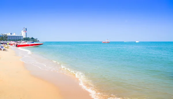 Playa y olas en el mar — Foto de Stock