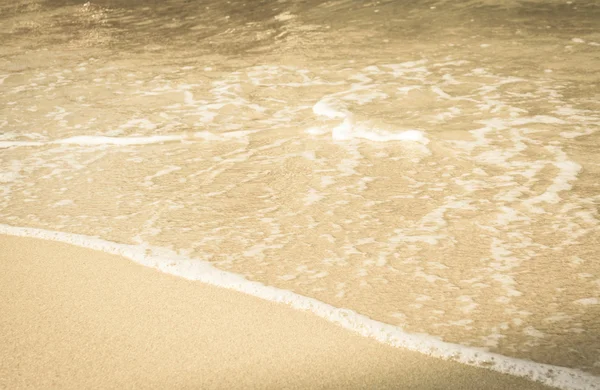 Strand und Wellen im Meer — Stockfoto