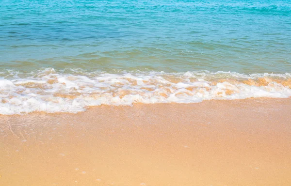 Praia e ondas no mar — Fotografia de Stock