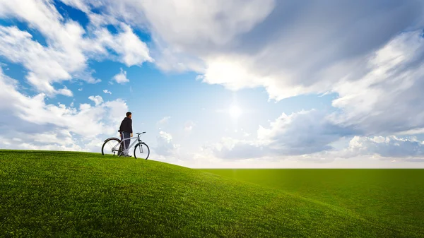 Peple dans une prairie avec ciel bleu — Photo