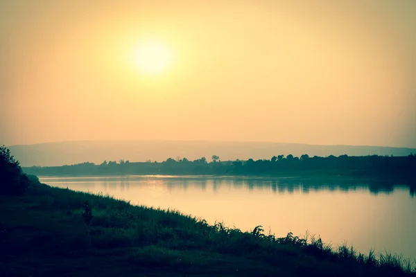 De rivier en de bergen bij zonsondergang — Stockfoto