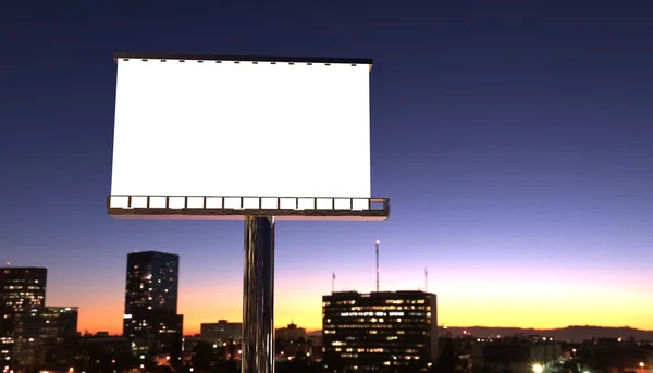 gece şehirde billboard