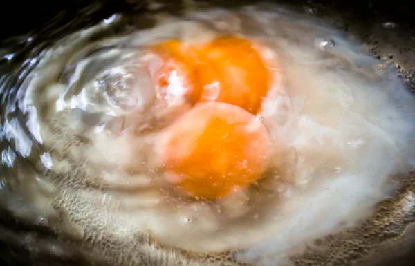 Yemas de huevo en una olla —  Fotos de Stock