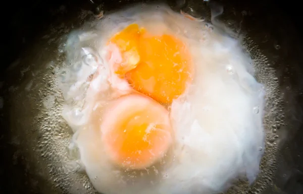 Yemas de huevo en una olla —  Fotos de Stock