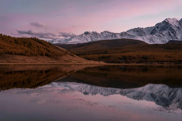 Atemberaubender Herbstsonnenuntergang Über Schneebedeckten Bergen Und Goldenem Wald See Und — Stockfoto