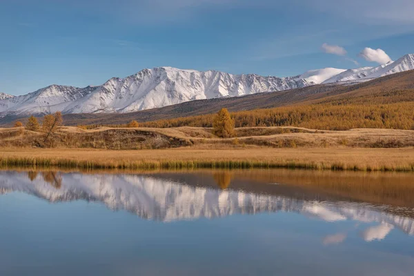 Paisagem Outono Brilhante Incrível Com Belo Lago Montanhas Cobertas Neve — Fotografia de Stock