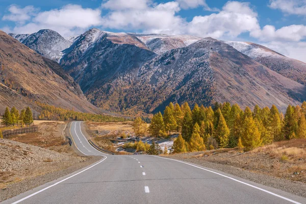 Amazing Autumn View Winding Asphalt Road Mountains First Snow Forest — Stock Photo, Image