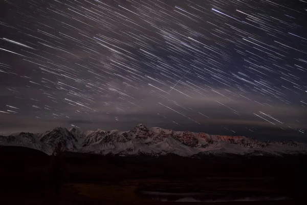 Vista Noturna Incrível Com Estrelas Forma Trilhas Nuvens Embaçadas Céu Fotografias De Stock Royalty-Free