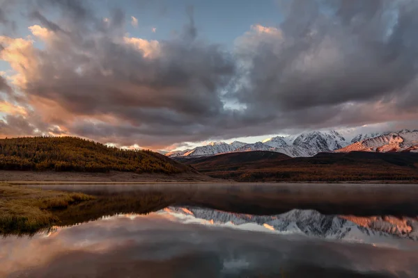 湖面上的秋天的落日令人惊奇 山上覆盖着白雪和金黄的森林 雾气和反光映衬着蓝天和云彩 俄罗斯阿尔泰 — 图库照片