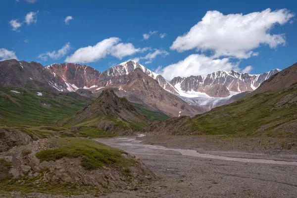 Increíble Vista Verano Con Río Sinuoso Montañas Glaciares Pendientes Verdes —  Fotos de Stock