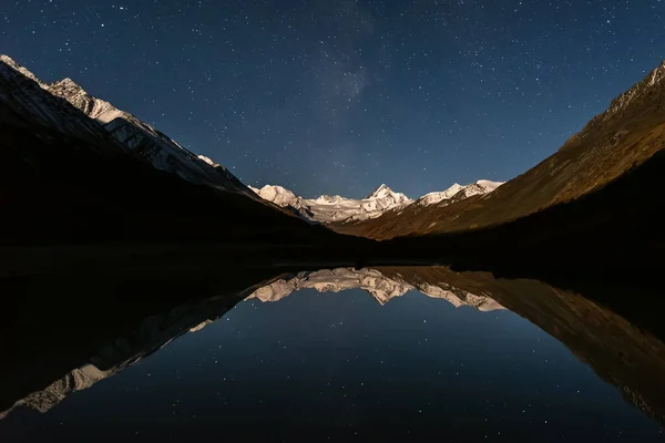 氷河と雪の山の上の星空 月の光からの美しい影 湖の鏡像を持つ素晴らしい夜の秋の風景 ロシアのアルタイ — ストック写真