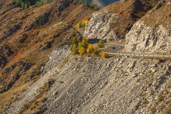 Geçitten Geçen Asfalt Bir Yolun Bir Dağ Yılanının Kayaların Arabaların — Stok fotoğraf