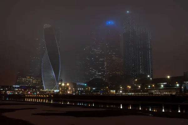 Színes Éjszakai Kilátás Modern Pénzügyi Negyed Moszkva Város Köd Tükröződik — Stock Fotó