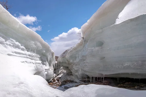 Picturesque Spring View Large Layer Ice Icicles Frozen Mountain River — Stock Photo, Image