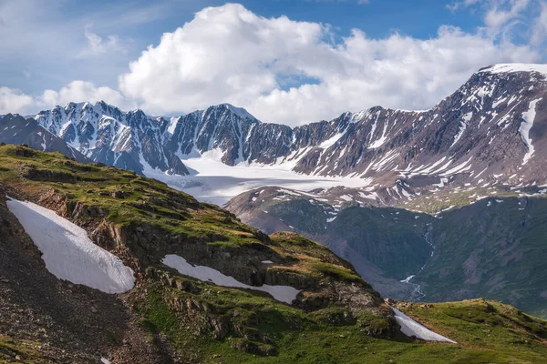 Úžasný Letní Výhled Krásným Ledovcem Sněhu Vrcholky Hor Svahy Pokryté — Stock fotografie