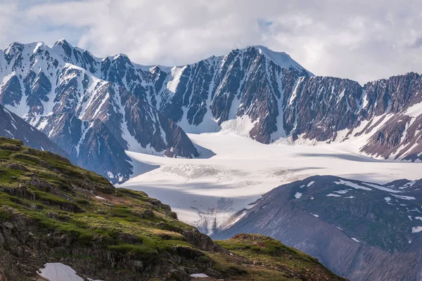 Amazing Summer View Beautiful Glacier Snow Mountain Peaks Slopes Covered — Stock Photo, Image