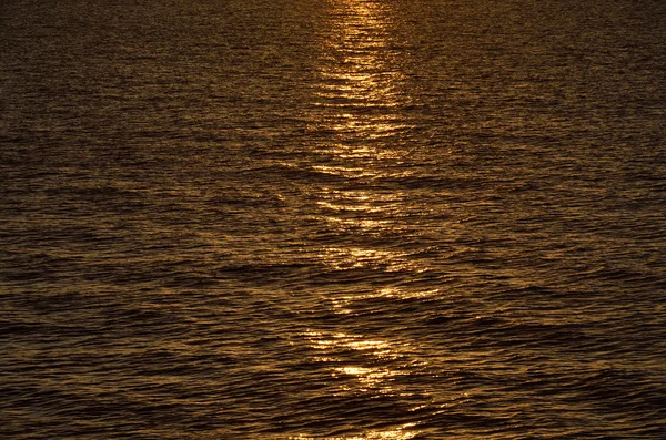 Slunce na mořské hladině za úsvitu — Stock fotografie