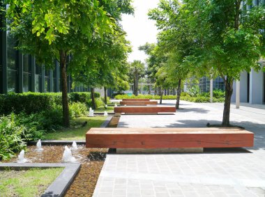 Yaz aylarında modern Bahçe