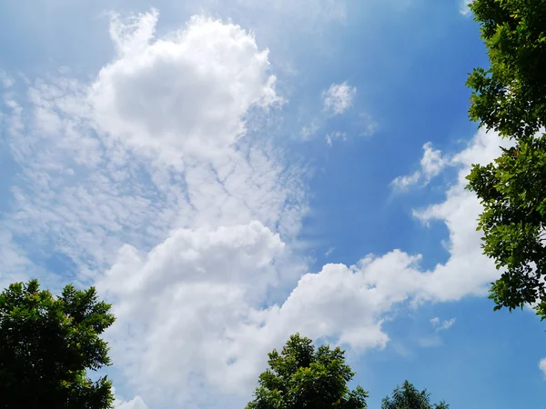 Felhős kék ég — Stock Fotó