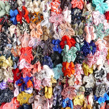 çok renkli şerit yay