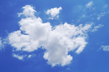 bulutlu mavi gökyüzü