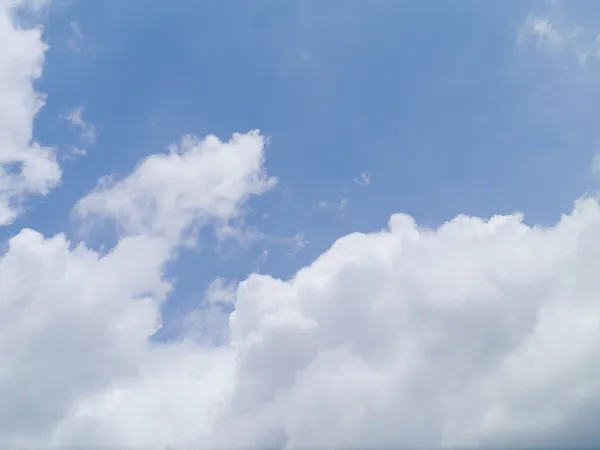 Хмара, Синє небо . — стокове фото