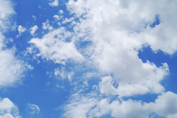 Moln blå himmel . — Stockfoto