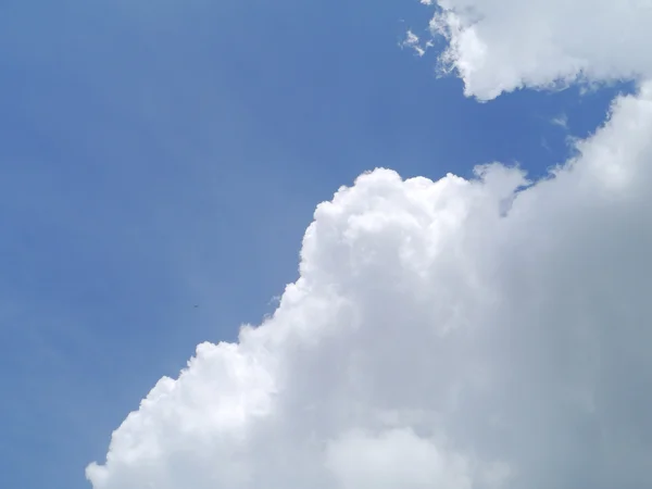 Céu azul nublado — Fotografia de Stock