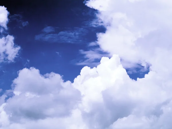 Ciel bleu nuageux — Photo