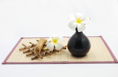 bambu sepet çiçek asılı.