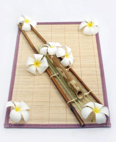 White flowers on bamboo sheets . — 图库照片