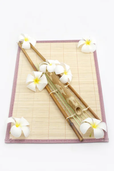 White flowers on bamboo sheets . — Stockfoto